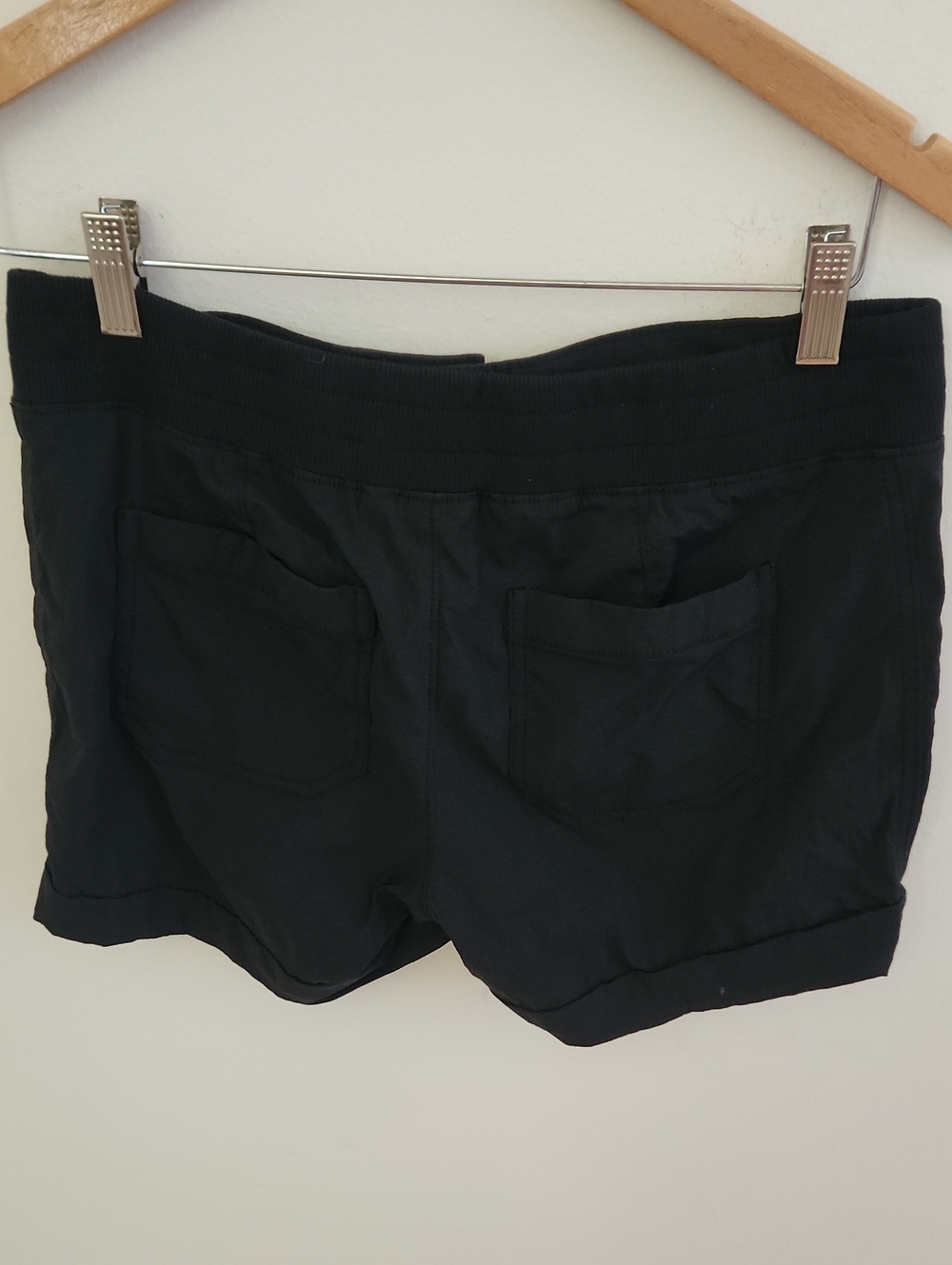 Athleta Trekkie Cuffed Black Hiking Shorts Zip Poxkets Size 8 - Picture 7 of 9